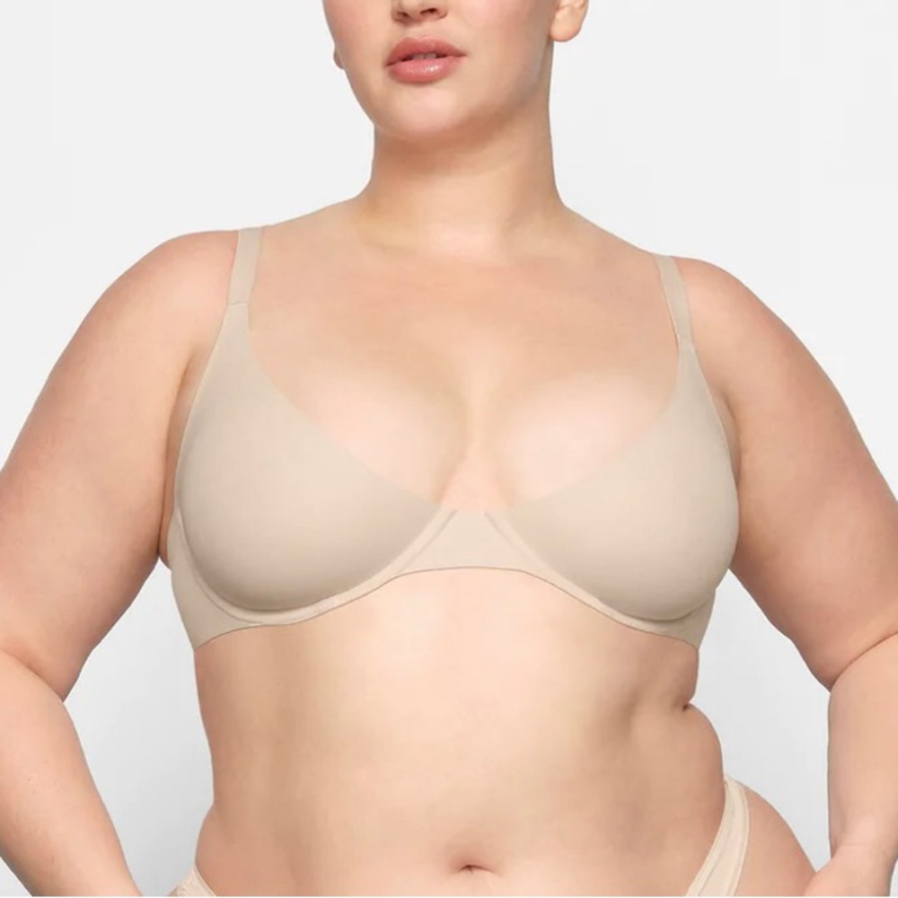 Skims fits everybody plunge bra.